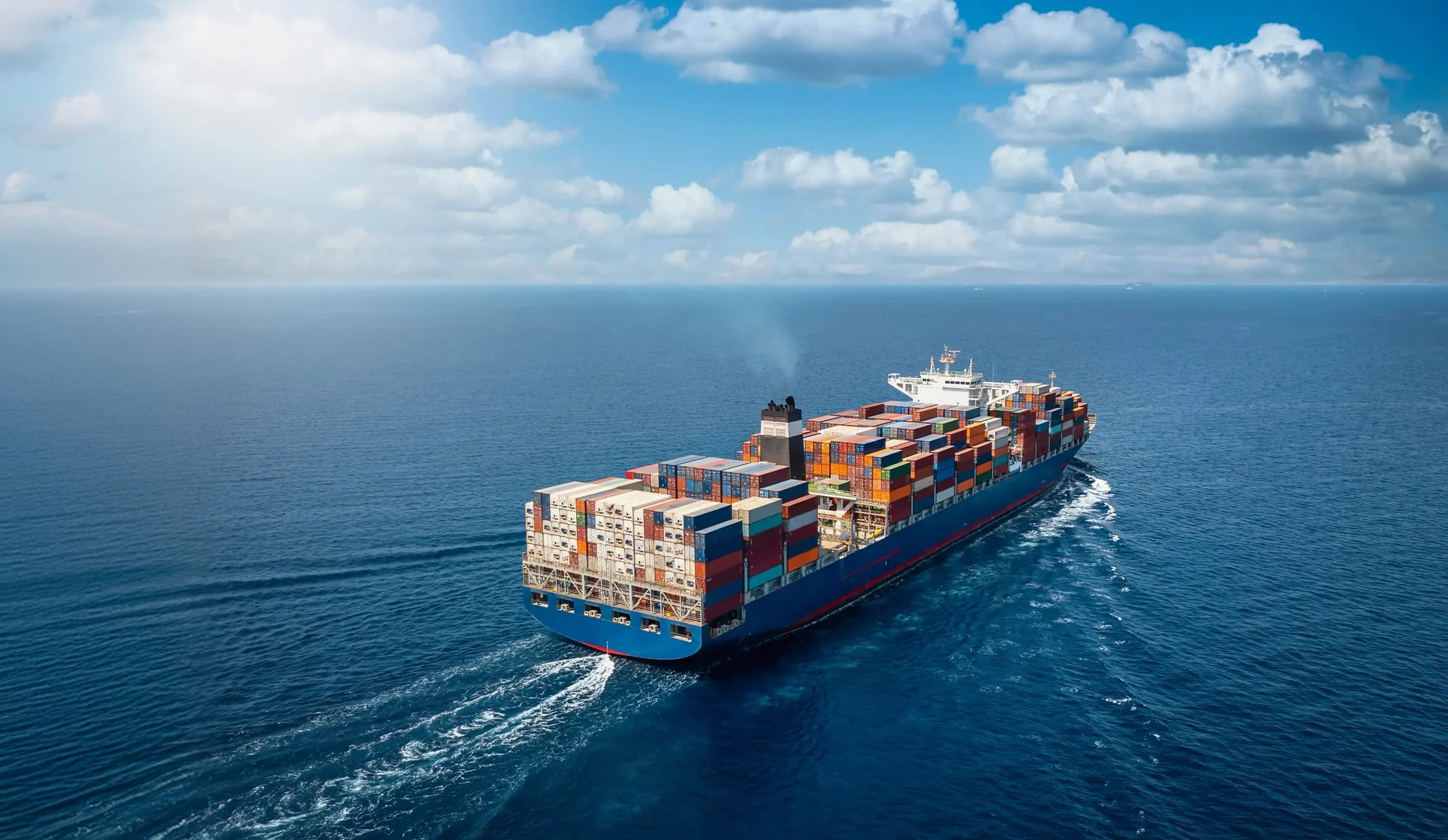 Containerschip op zee