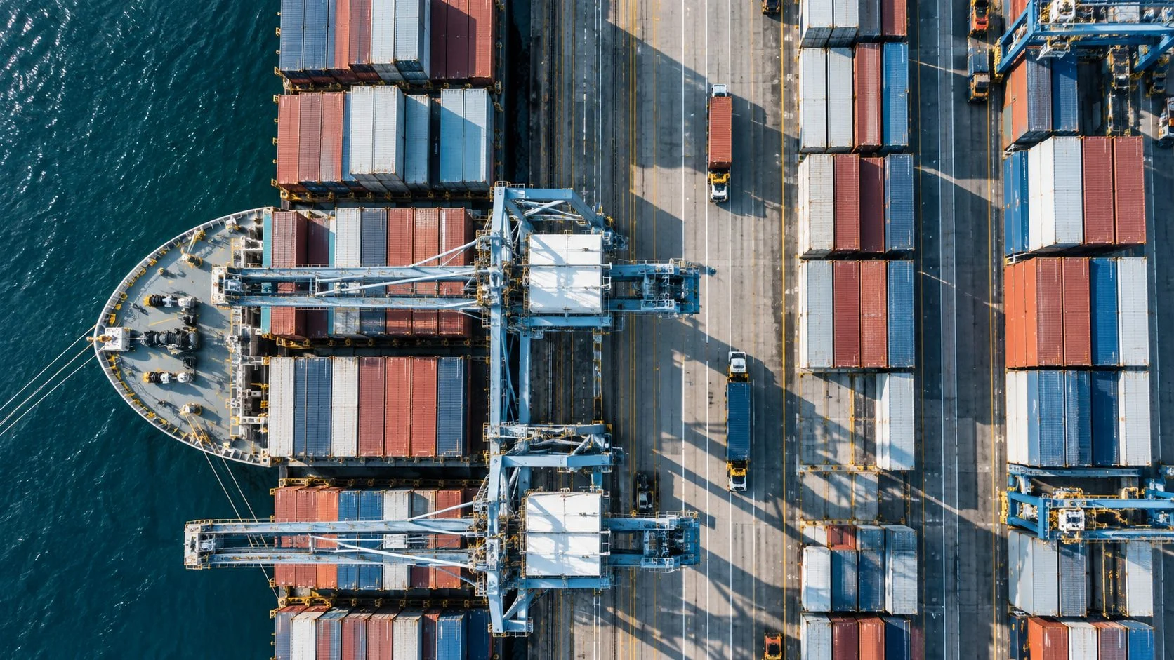 Containerschip aan de kade in de haven, van bovenaf gezien